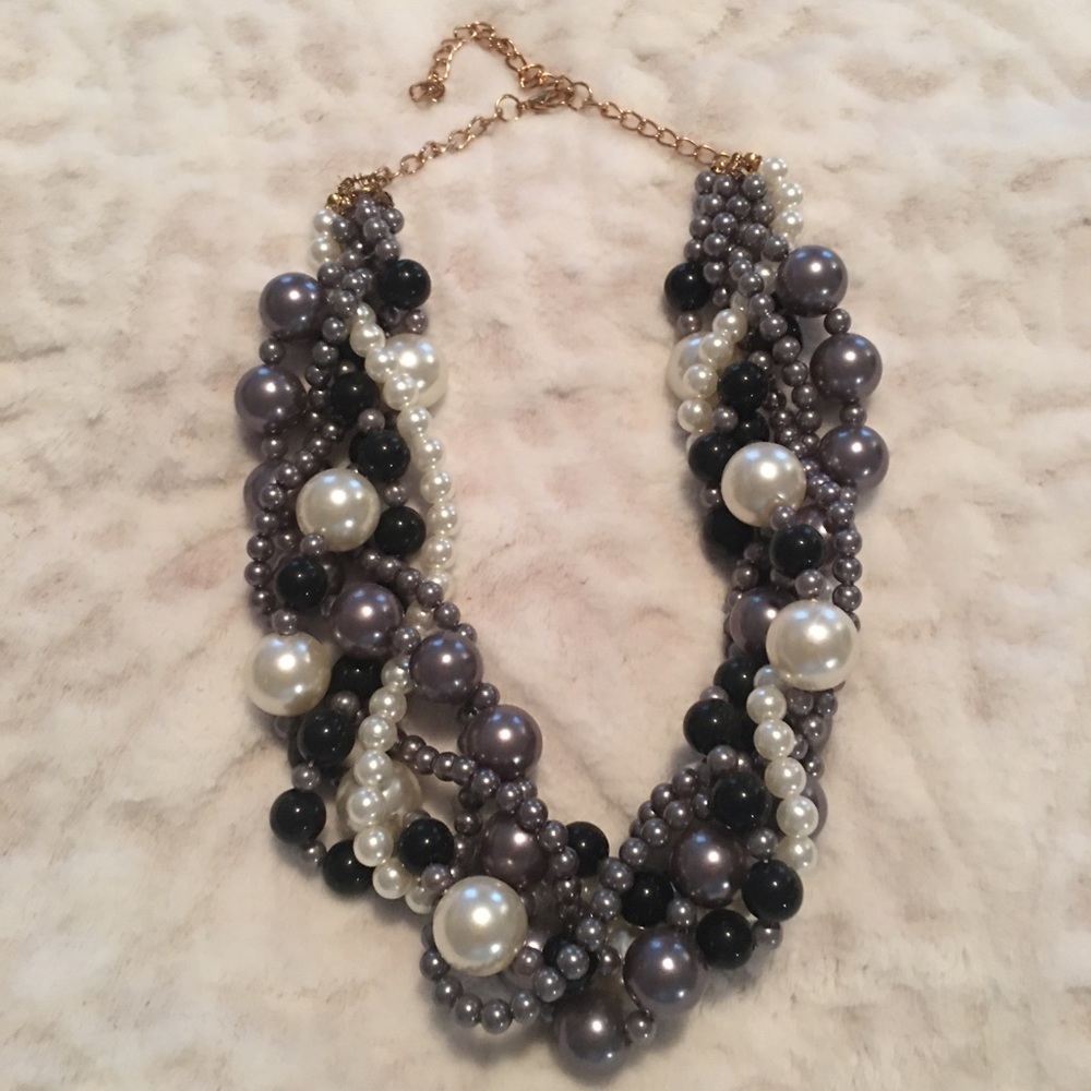 Brand new never worn fashion pearl style necklace